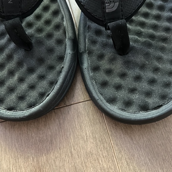 The North Face NWOT Base Camp Flip Flops - Picture 3 of 7